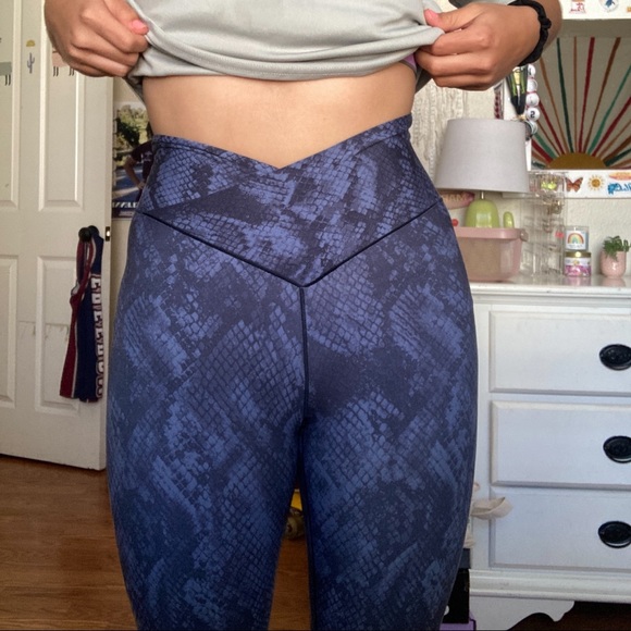 aerie Pants - Aerie offline blue snake high rise cross over  7/8 leggings size xs